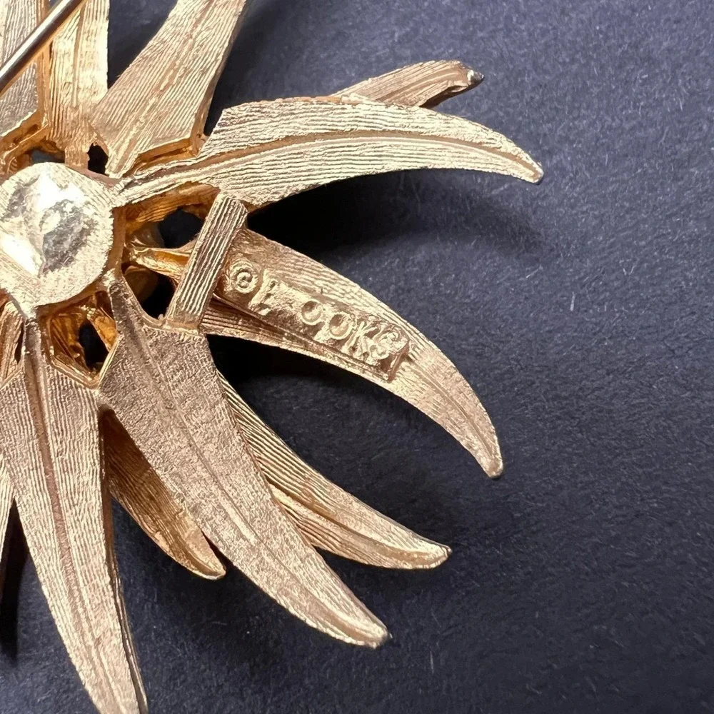 Vintage‎ Brooch Gold Tone Textured Flower Faux Pearl Signed Brooks